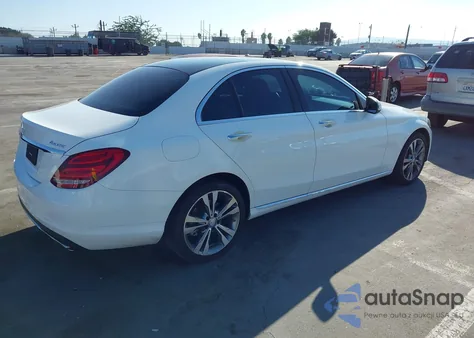 2016 Mercedes-Benz C 300 4Matic z USA, uszkodzony, nr VIN 55SWF4KB5GU162568